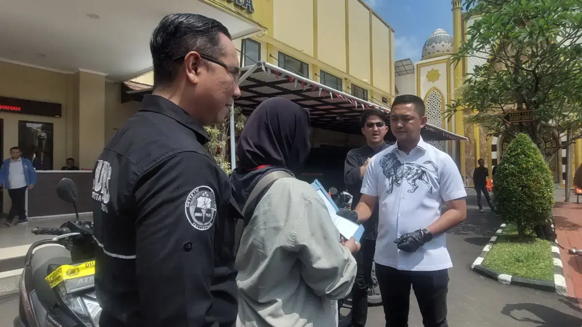 Motor Curian Kembali ke Pemilik, Polisi Tetap Gunakan untuk Proses Hukum Kasat Reskrim Polresta Bogor Kota Kompol Ali Riznaldy Nugroho, didampingi Kasi Humas Ipda Eko Agus saat menyer