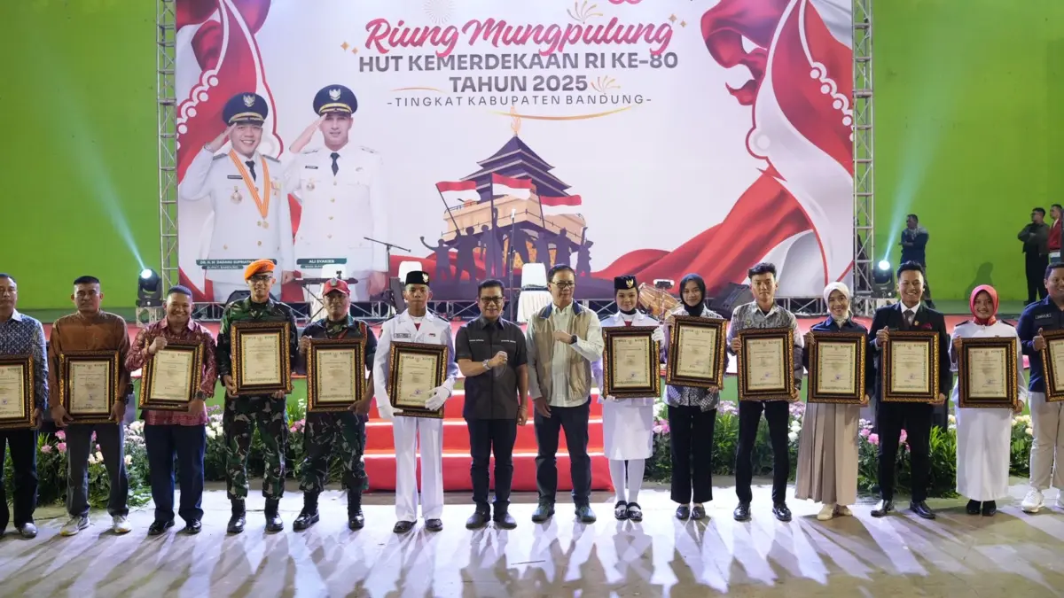 Semua Petugas Upacara HUT RI ke-80 Dapat Hadiah Beasiswa dari Bupati Bandung Semua Petugas Upacara HUT RI ke-80 Dapat Hadiah Beasiswa dari Bupati Bandung