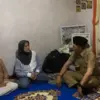Suasana di kediaman korban meninggal akibat longsoran sampah TPAS Galuga saat dikunjungi oleh Wali Kota Bogor