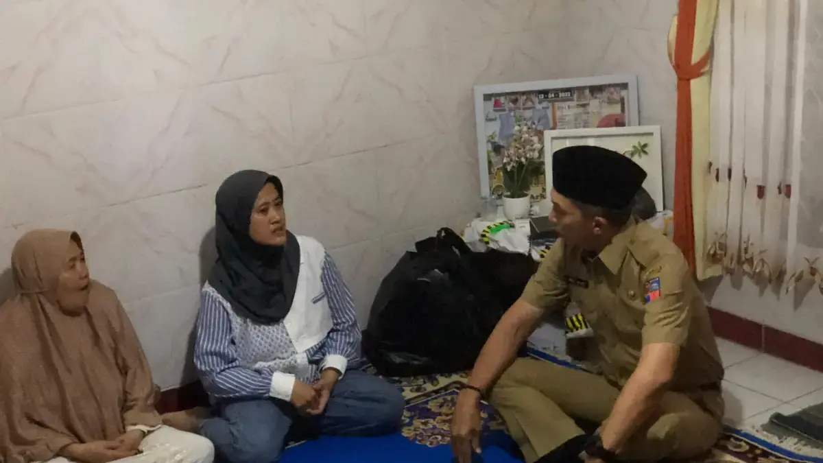 Suasana di kediaman korban meninggal akibat longsoran sampah TPAS Galuga saat dikunjungi oleh Wali Kota Bogor