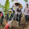 Kapolresta Bandung Kombes Pol Aldi Subartono memimpin gerakan penanaman jagung di lahan tidur seluas 4 hektare