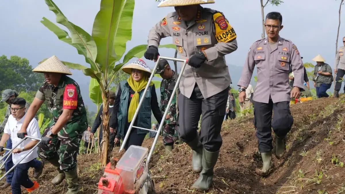 Kapolresta Bandung Kombes Pol Aldi Subartono memimpin gerakan penanaman jagung di lahan tidur seluas 4 hektare