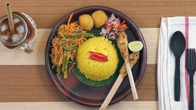 7 Nasi Kuning Unik dari Berbagai Daerah di Indonesia: Bukan Sekadar ‘Naskun’ Nasi Kuning Bali.