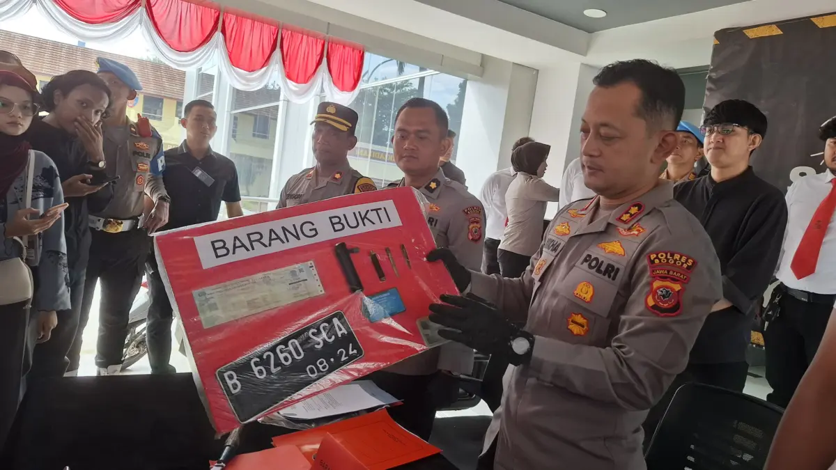 Beraksi di Mal dan RSUD Cileungsi, Pelaku Curanmor Terancam 7 Tahun Penjara Polisi menunjukkan barang bukti aksi curanmor di Mal dan RSUD Cileungsi. Foto Sandika