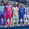 Pesepak bola Persib Bandung mengenalkam jersey baru saat peluncuran tim di Stadion Gelora Bandung Lautan Api,