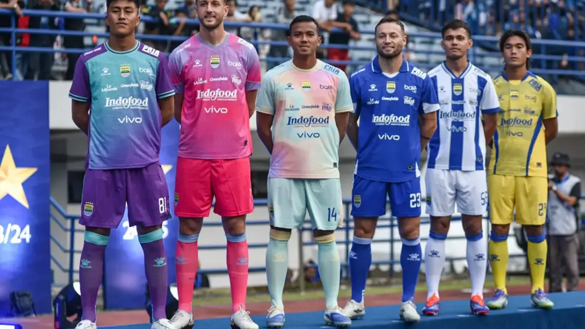 Jersey Baru, Semangat yang Sama: Persib Luncurkan Identitas Baru untuk Musim 2025/2026 Pesepak bola Persib Bandung mengenalkam jersey baru saat peluncuran tim di Stadion Gelora Bandung Lautan Api,