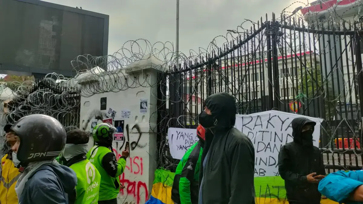 Gelar Aksi di Bandung! Ribuan Ojol & Mahasiswa Kepung DPRD Jabar Tuntut Keadilan Dok. Sikapi kejadian di Jakarta, ribuan ojol dan mahasiswa di Bandung suarakan keadilan di depan Gedung DPRD J