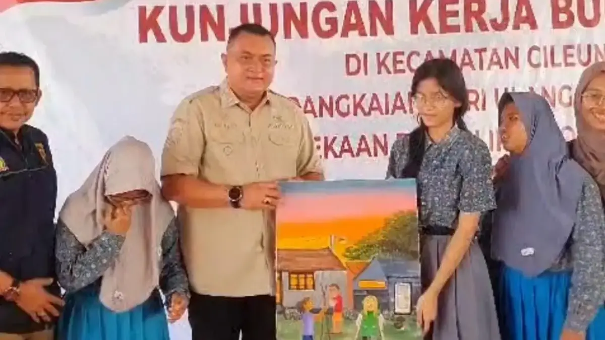 Lukisan dari Anak Disabilitas Ini Bikin Bupati Bogor Terharu: Mereka Punya Potensi! Bupati Bogor Rudy Susmanto saat menerima lukisan dari anak penyandang disabilitas, Cileungsi. Foto: Regi