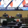 Legislatif dan eksekutif saat menggelar rapat Paripurna di Gedung DPRD KBB. Dok Jabar Ekspres/Suwitno