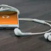 Mobile phone dengan headset.
