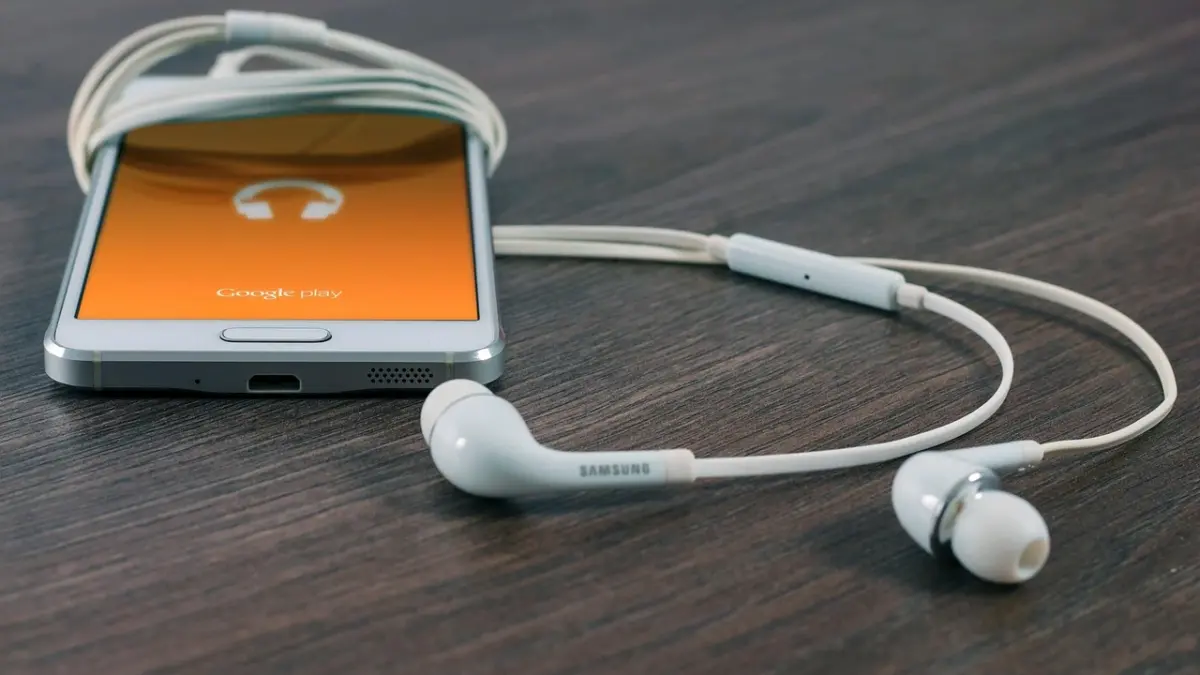 Mobile phone dengan headset.