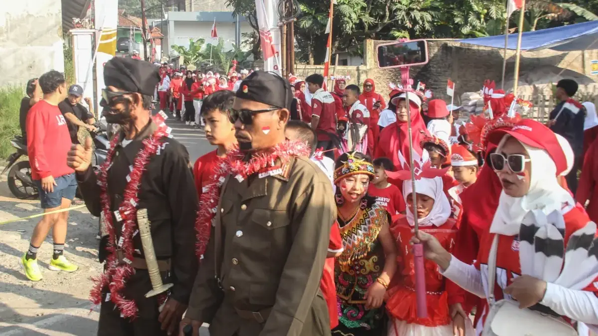 Warga Cibeber Cimahi Gelar Gerak Jalan dan Karnaval Meriahkan HUT RI ke-80 Dalam rangka memperingati Hari Ulang Tahun Republik Indonesia ke-80, warga Cimahi Selatan menggelar kegiatan g