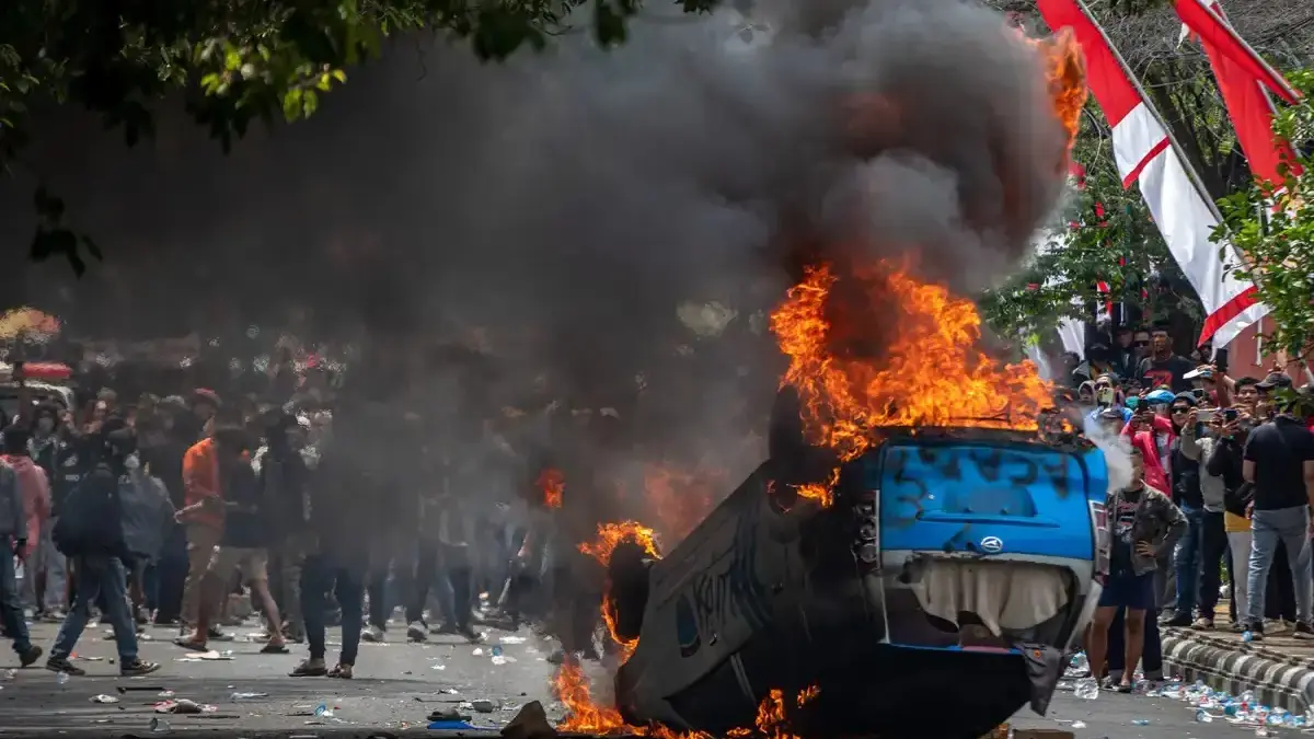 SAMPAIKAN TUNTUTAN: Kericun terjadi dengan membakar mobil polisi saat massa melakukan aksi demontrasi di Kabup