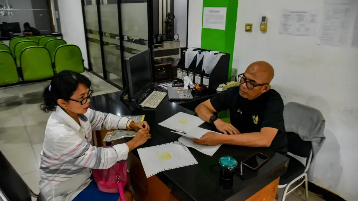 Bebas Tunggakan, Goyang Pendapatan LAYANI WARGA: Warga berkonsultasi dengan petugas saat akan membayar Pajak Bumi dan Bangunan (PBB) di Gedung UP