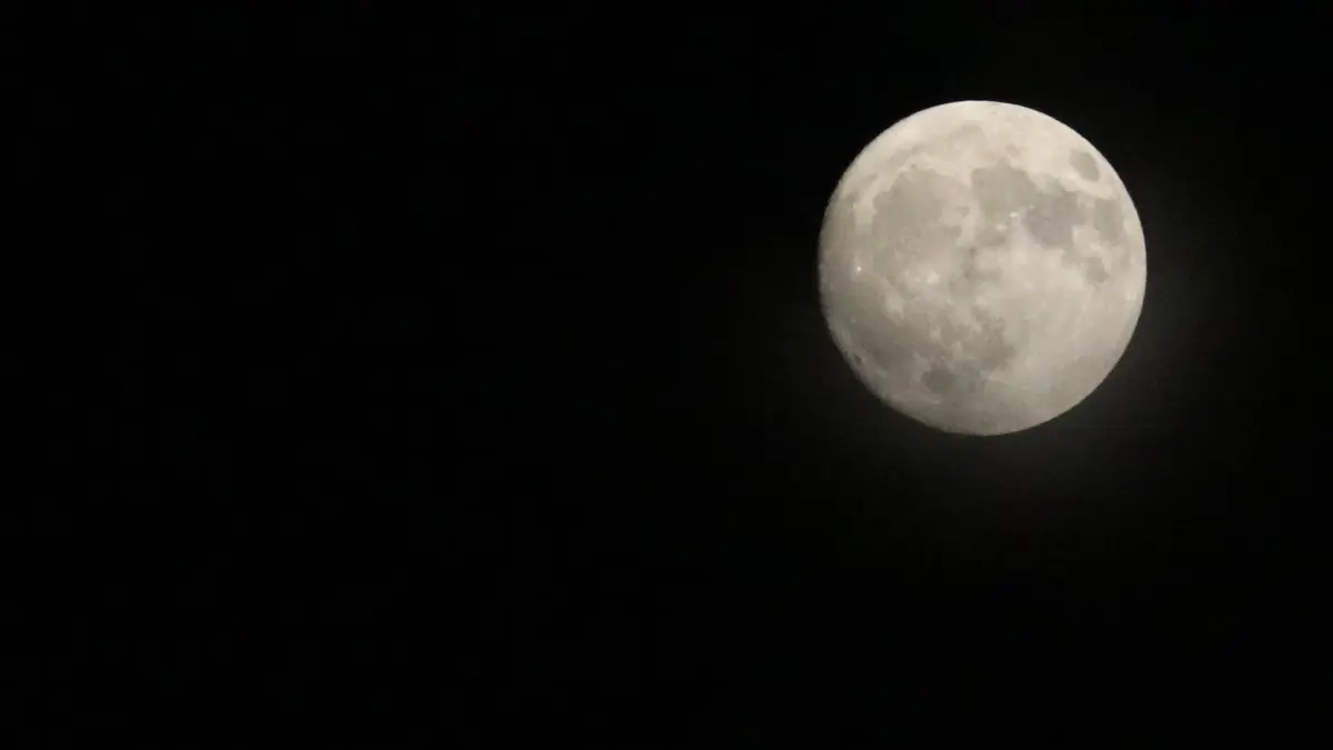 Ilustrasi Bulan Purnama Sturgeon Moon.