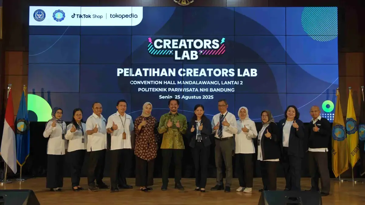 [kiri enam dan tujuh] Head of Communications Tokopedia dan TikTok E-commerce Indonesia, Aditia Grasio Nelwan,