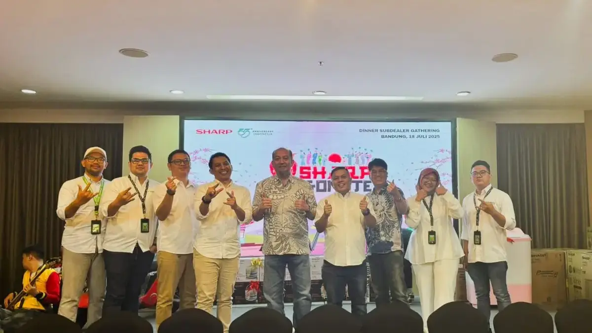FOTO BERSAMA: Direktur PT Indodana Multi Finance, Iwan Dewanto dan National Sales Senior General Manager PT S