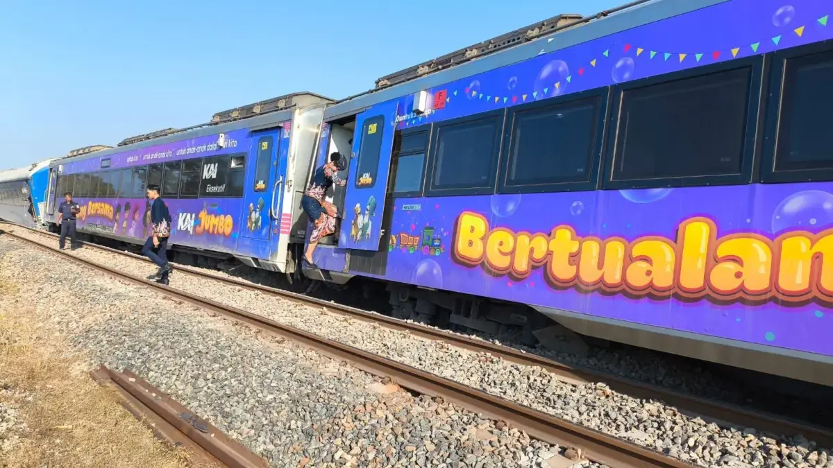 KA Argo Bromo Anggrek Anjlok di Subang, KAI Evakuasi Penumpang dan Sampaikan Permohonan Maaf KA Argo Bromo Anggrek Anjlok di Subang, KAI Evakuasi Penumpang dan Sampaikan Permohonan Maaf