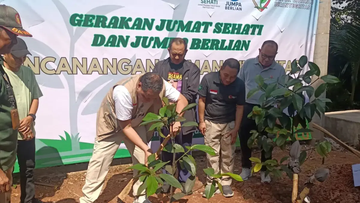 Jadi Simbol Kejujuran! Bawaslu RI Tanam Pohon Manggis dan Luncurkan Program Jumat Sehati di Bogor