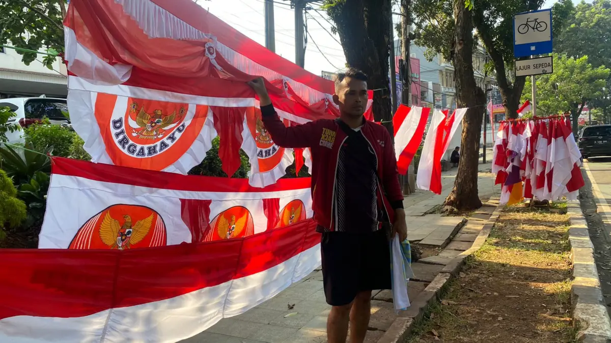 Jelang HUT RI ke-80, Pedagang Bendera Merah Putih di Cibinong Keluhkan Sepinya Pembeli Jelang HUT RI ke-80, Pedagang Bendera Merah Putih di Cibinong Keluhkan Sepinya Pembeli