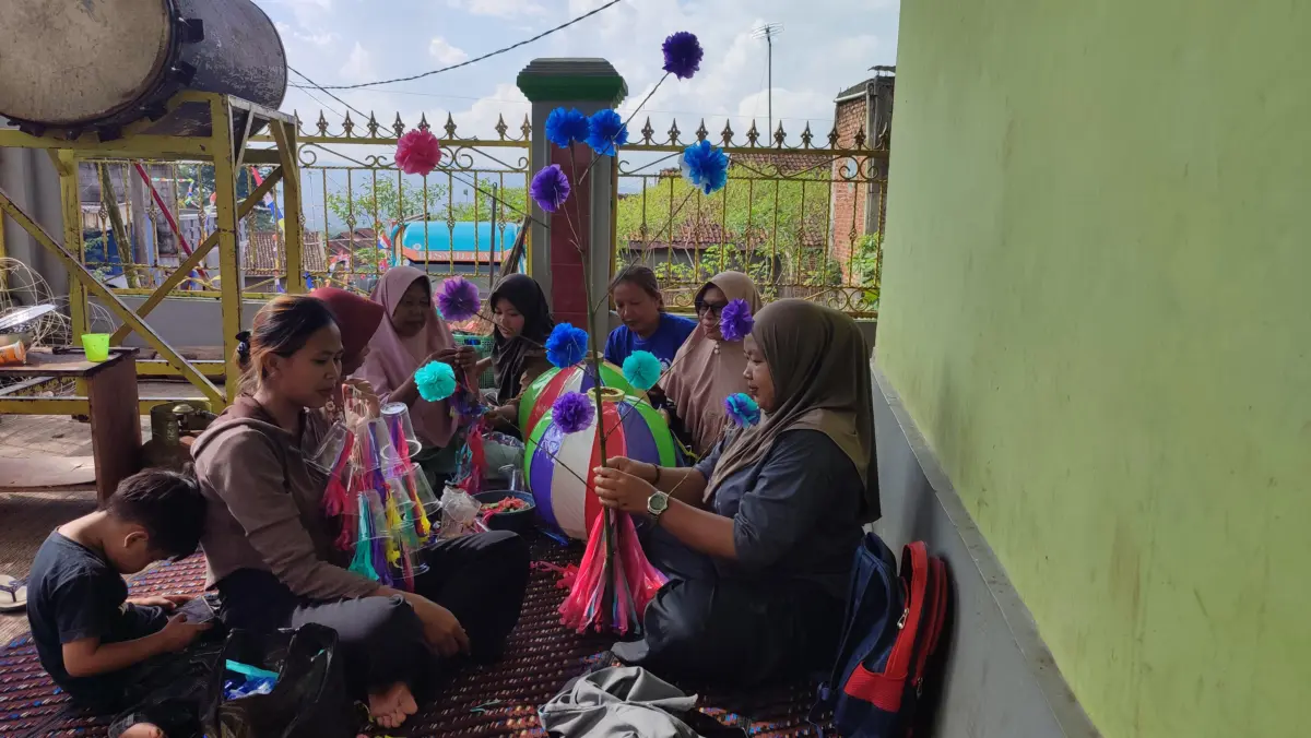 Warga Ciomas Semangat Hiasi Jalan Kampung, Dukung Lomba Kebersihan Keindahan dan Ketertiban Warga Dusun Baros membuat ornamen hiasan untuk menghiasi jalan lingkungan mereka dalam rangka menyambut HUT