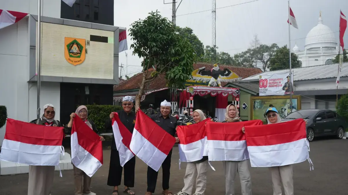 Ajak Masyarakat Semarakkan HUT ke-80 RI, Diskominfo Kabupaten Bogor Galakkan Pembagian Bendera Merah Putih 