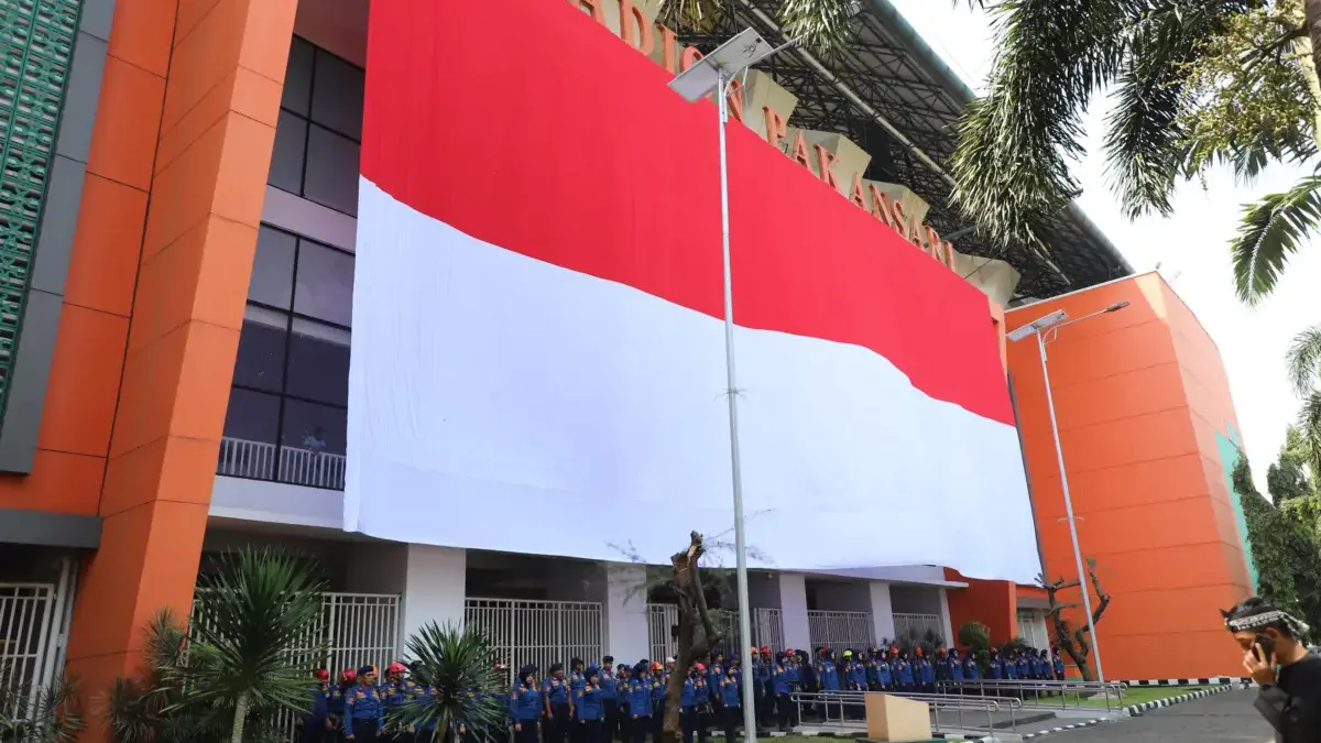 Bupati Bogor Pimpin Pengibaran Sang Saka Merah Putih di Dinding Stadion Pakansari Bupati Bogor Pimpin Pengibaran Sang Saka Merah Putih di Dinding Stadion Pakansari