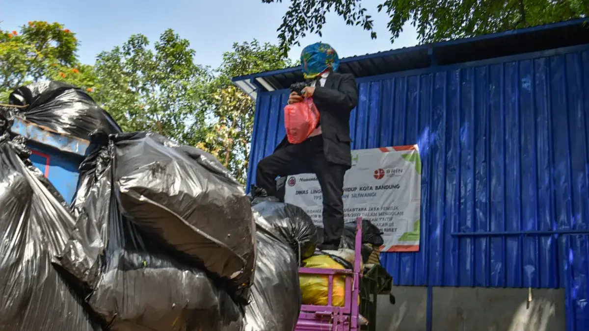 Gelar Upacara HUT ke-80 RI di TPST Babakan Siliwangi, Seniman Kritik Pengelolaan Sampah Pemkot Bandung Gelar Upacara HUT ke-80 RI di TPST Babakan Siliwangi, Seniman Kritik Pengelolaan Sampah Pemkot Bandung