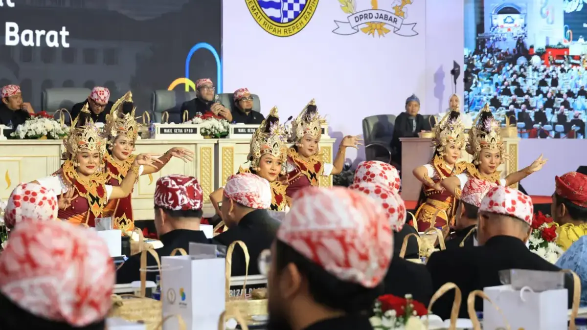 Lesti Kejora hingga Penyerahan Naskah Siksa Kandang Karesian Warnai Paripurna Hari Jadi ke-80 Jabar Lesti Kejora hingga Penyerahan Naskah Siksa Kandang Karesian Warnai Paripurna Hari Jadi ke-80 Jabar