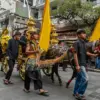 Peserta menggunakan kereta kencana saat mengikuti Kirab Budaya Hari Jadi Ke-80 Provinsi Jawa Barat