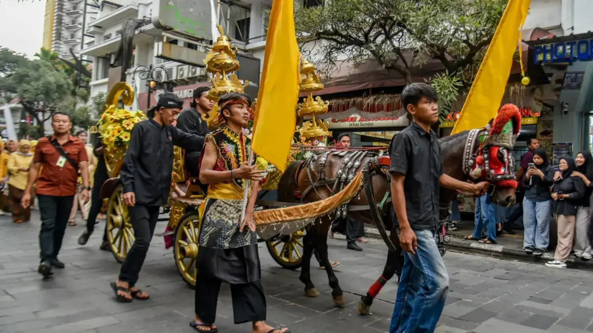 Bau Kotoran Kuda Bikin Resah Warga Usai Kirab Budaya Jabar, Begini Langkah Pemkot Peserta menggunakan kereta kencana saat mengikuti Kirab Budaya Hari Jadi Ke-80 Provinsi Jawa Barat