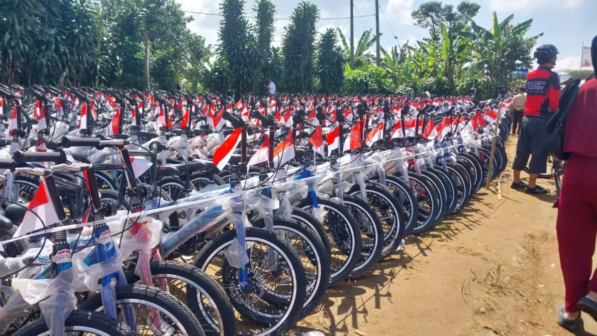 Beri 422 Unit Sepeda untuk Anak di Desa Malasari Bogor, Ini Harapan Bupati! 