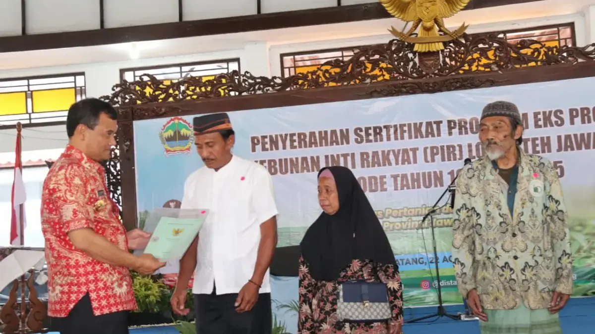 Hutang Petani Eks Proyek PIR Dihapus, Gubernur Ahmad Luthfi Bagikan 1.065 Sertifikat Tanah