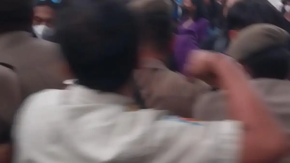 Anggota Satpol PP yang Pukul Demonstran di DPRD Kota Bogor Dinonaktifkan Selama 3 Bulan Anggota Satpol PP yang Pukul Demonstran di DPRD Kota Bogor Dinonaktifkan Selama 3 Bulan