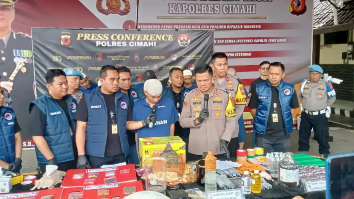 Satresnarkoba Cimahi Bekuk 21 Tersangka, Ratusan Gram Sabu dan Ganja Diamankan Satresnarkoba Cimahi Bekuk 21 Tersangka, Ratusan Gram Sabu dan Ganja Diamankan