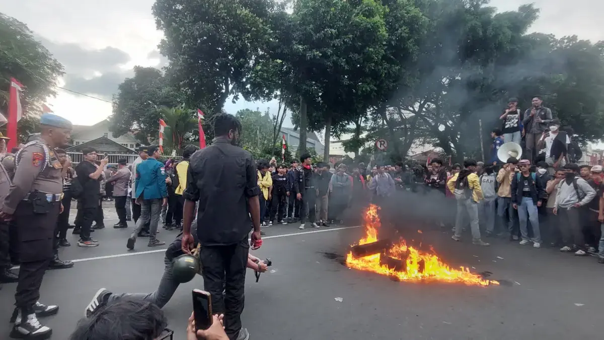 Ratusan Mahasiswa Gelar Aksi di Jalan Sudirman Bogor, Sampaikan 8 Tuntutan