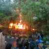 Aksi Solidaritas Ojol-Mahasiswa Memanas, Sebuah Rumah di Depan Gedung DPRD Jabar Terbakar!