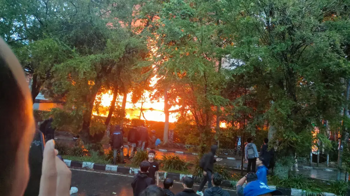 Aksi Solidaritas Ojol-Mahasiswa Memanas, Sebuah Rumah di Depan Gedung DPRD Jabar Terbakar!