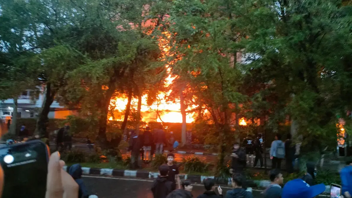Jadi Sasaran Empuk, Aset MPR RI di Depan Gedung DPRD Jabar Dibakar Oknum Massa! 