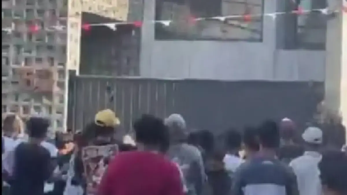 Rumah Ahmad Sahroni Dikepung Massa, Netizen: Jangan Anarkis, Jangan Dibakar! Rumah Ahmad Sahroni Dikepung Massa, Netizen: Jangan Anarkis, Jangan Dibakar!