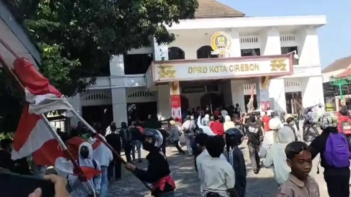 Ricuh! Gedung DPRD Kabupaten Cirebon Diamuk Massa, Sejumlah Fasilitas Rusak Parah