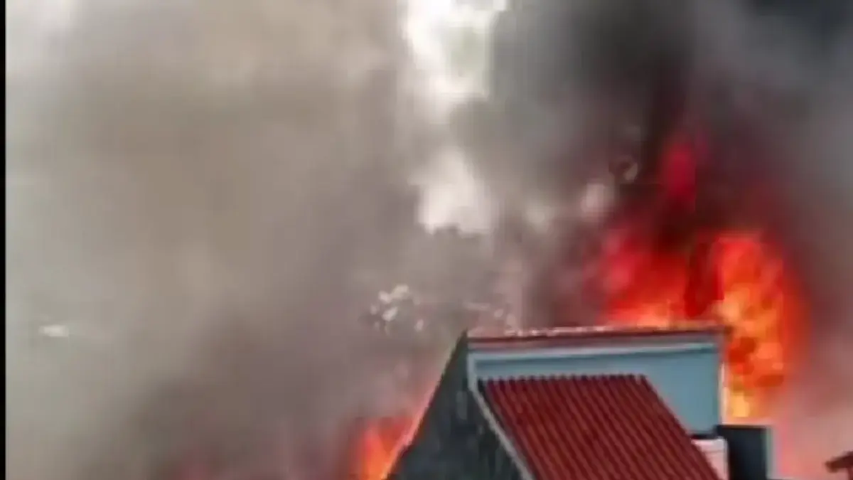 Kebakaran Hebat Landa Rumah di Lengkong Kota Bandung, Warga Panik Selamatkan Diri