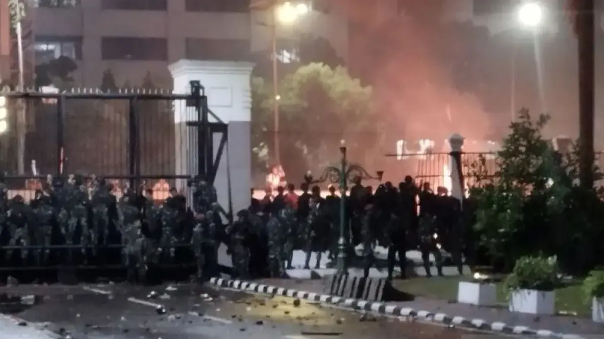 Bertahan hingga Malam, Massa Merangsek Masuki Kompleks DPR! 