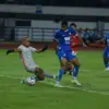Penyerang Persib Bandung, Uilliam Barros, mengecoh penjaga gawang Manila Digger, Michael Asong.