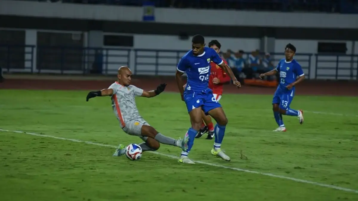 Ini Jadwal Persib di AFC Champions League Two 2025/2026, Lawan Lion City Jadi Pembuka Penyerang Persib Bandung, Uilliam Barros, mengecoh penjaga gawang Manila Digger, Michael Asong.