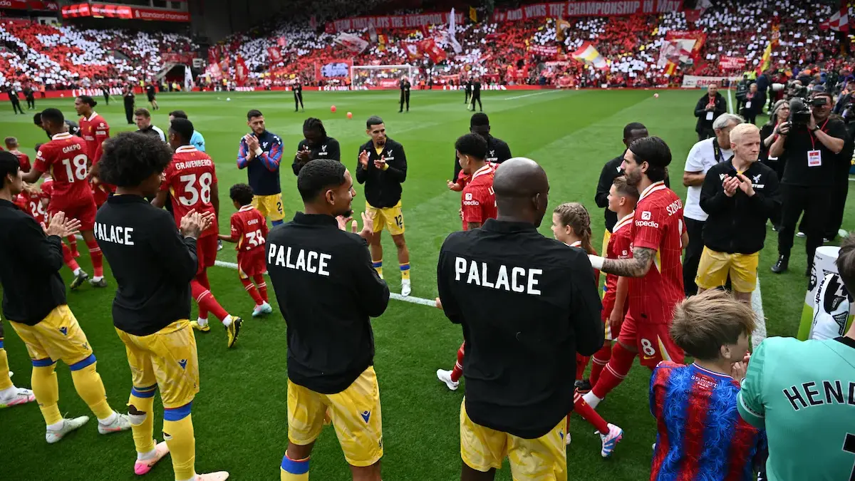 Guard of Honor Crystal Palace untuk Liverpool sebagai juara Liga Inggris.