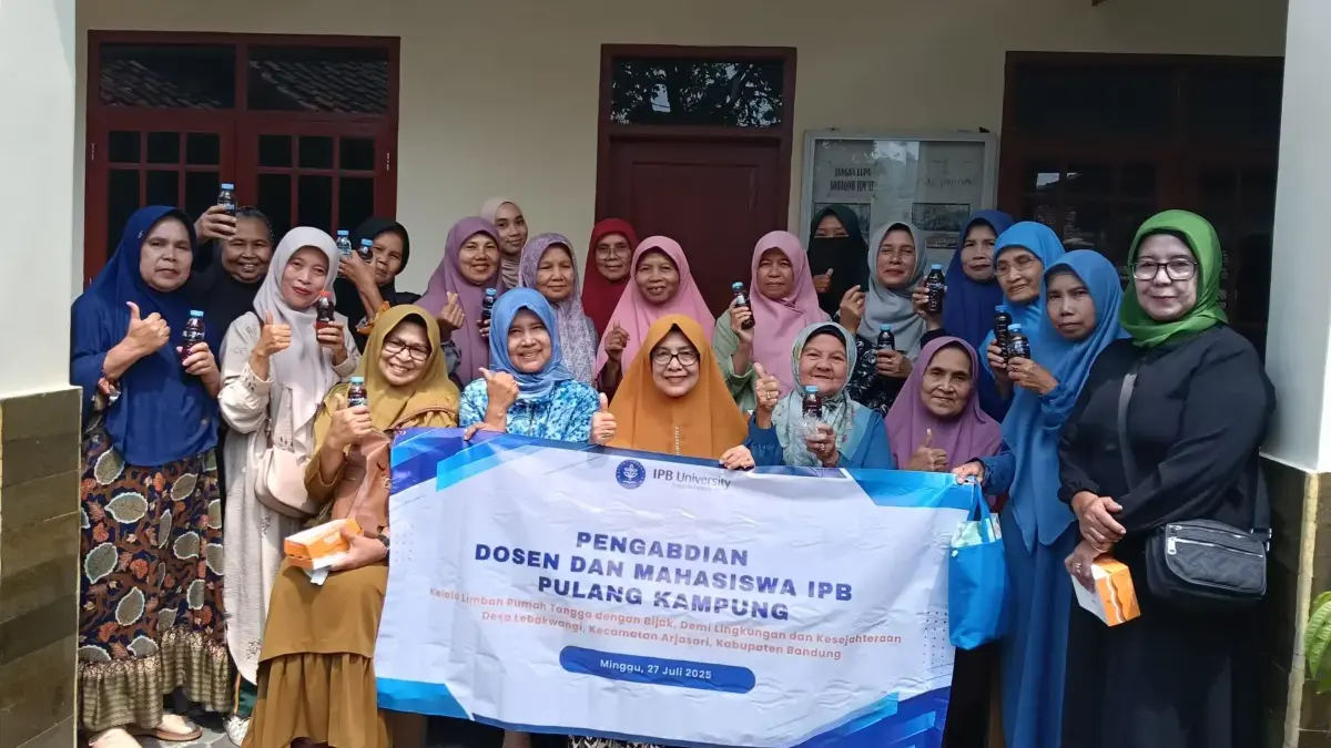 Tim Dospulkam IPB Ajarkan Ibu-Ibu Desa Sulap Sampah Jadi Pupuk Cair Organik Dospulkam IPB
