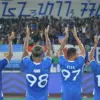 Empat pemain PERSIB memberikan aplaus kepada Bobotoh usai laga play-off AFC ACL Two vs Manila Digger.