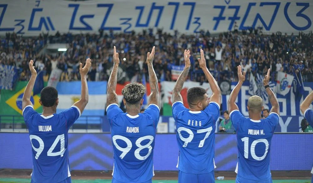 Resmi Daftar Lawan Persib di Fase Grup ACL Two 2025/2026: Ada Klub Pelempar Jitu Timnas Indonesia Empat pemain PERSIB memberikan aplaus kepada Bobotoh usai laga play-off AFC ACL Two vs Manila Digger.