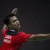 Pebulu tangkis tunggal putra Indonesia Christian Adinata mengembalikan kok ke arah kompatriotnya Chico Aura
